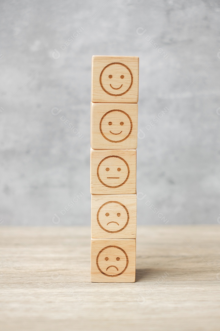 Símbolo de rosto de emoção em blocos de madeira. humor, classificação de serviço, classificação.