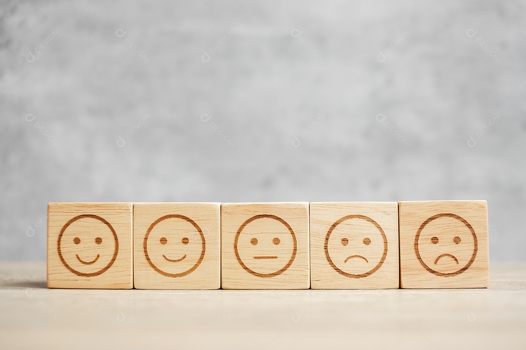 Símbolo de rosto de emoção em blocos de madeira. humor, classificação de serviço, classificação.