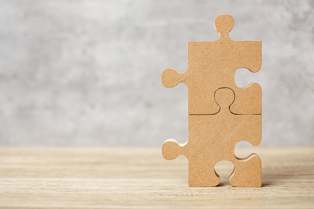 Conectando a peça de quebra-cabeça de casal, quebra-cabeça de madeira na mesa.