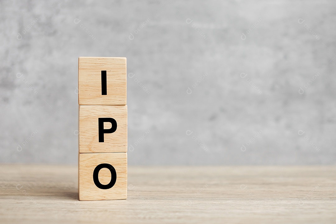 Palavra IPO (Oferta Pública Inicial) com bloco de cubo de madeira.