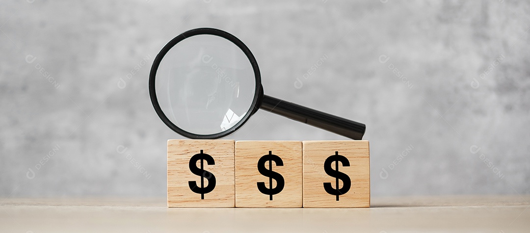 Bloco de símbolo do dólar americano com a mão segurando a lupa de vidro.