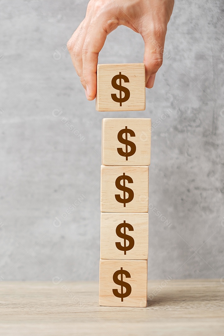 Mão de empresário segurando blocos de madeira com o símbolo do dólar americano. Conceito de dinheiro, dinheiro, moeda e investimento.