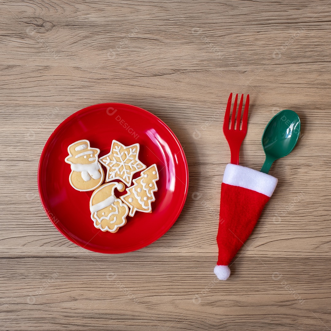 Feliz Natal com biscoitos caseiros, garfo e colher na madeira.