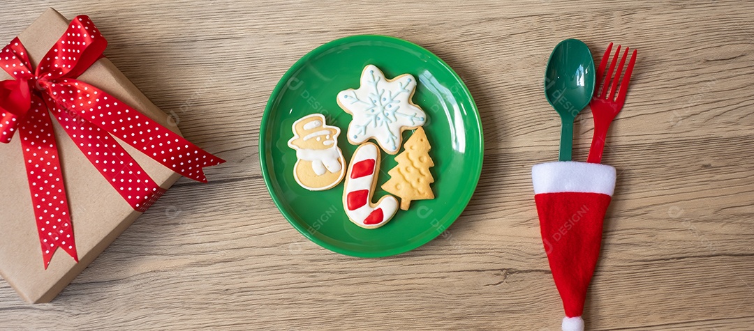 Feliz Natal com biscoitos caseiros, garfo e colher na madeira.