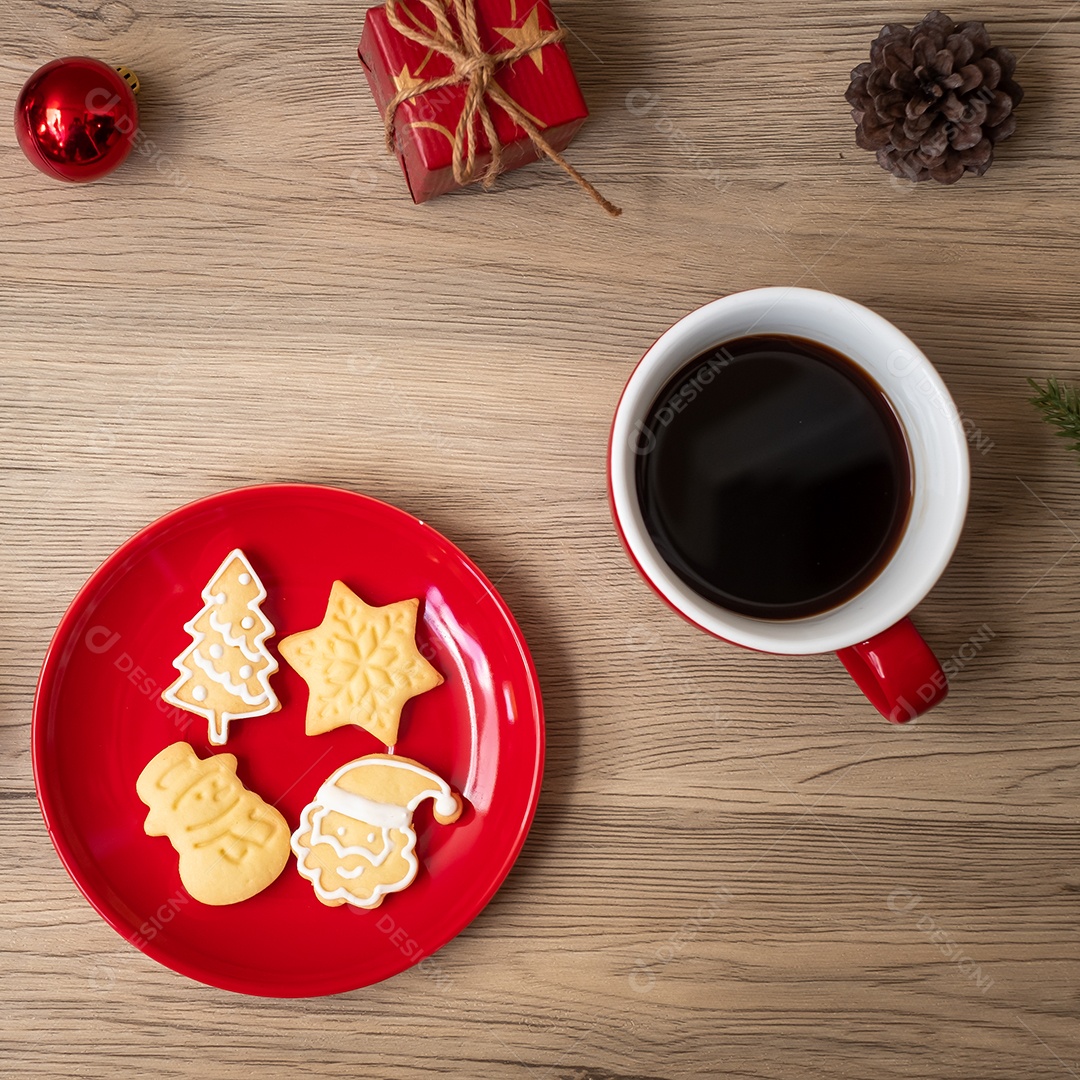 Feliz Natal com biscoitos caseiros e xícara de café na aba de madeira.