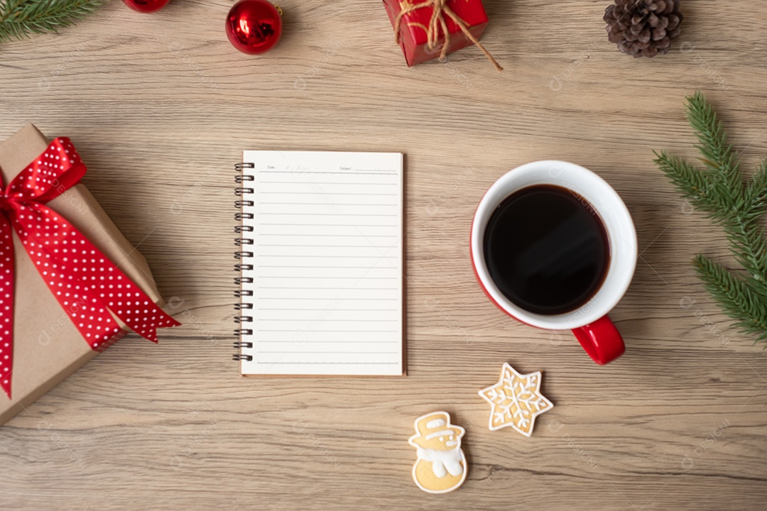 Caderno em branco, xícara de café preto, biscoitos de Natal e caneta.