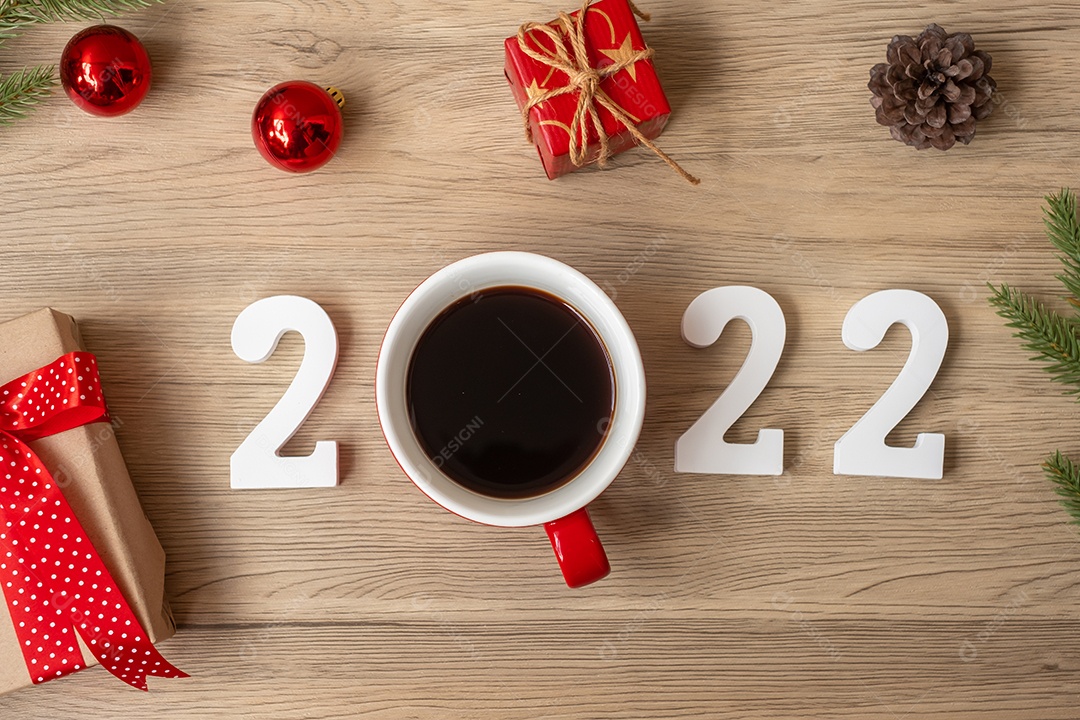 2022 Feliz Ano Novo com xícara de café e decoração de Natal.