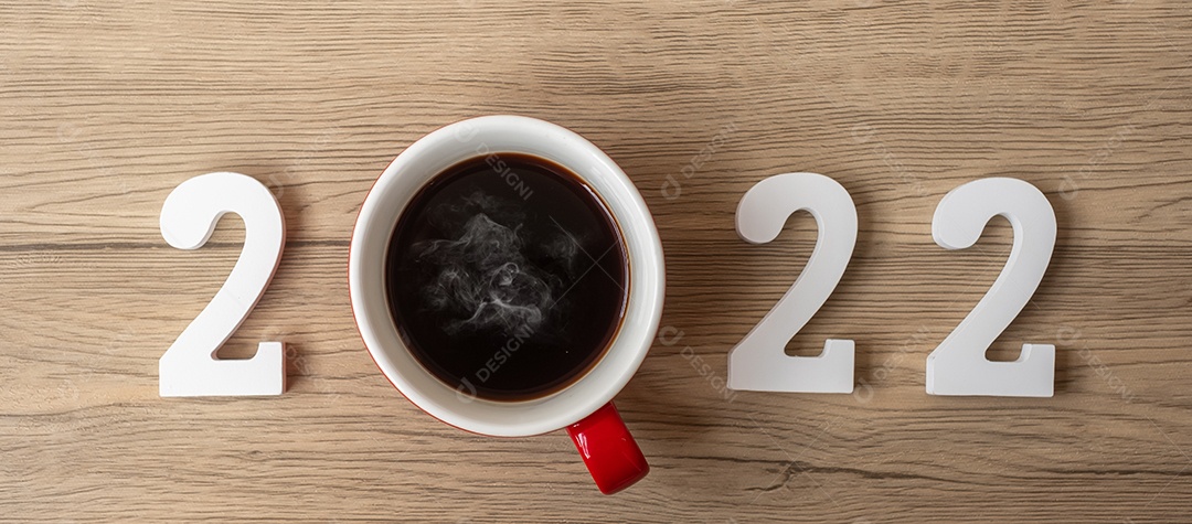 2022 Feliz Ano Novo com xícara de café e decoração de Natal.