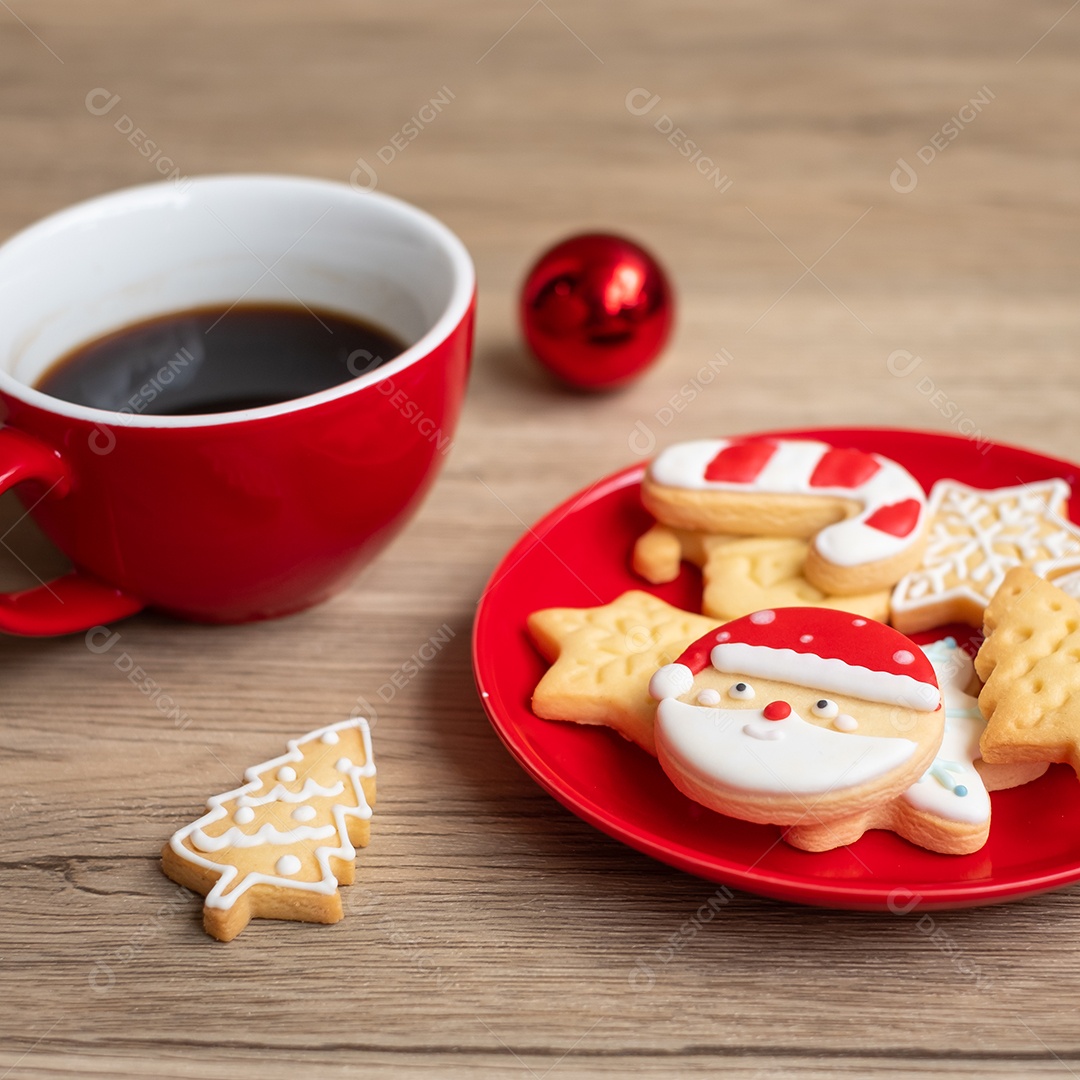 Feliz Natal com biscoitos caseiros e xícara de café na aba de madeira.
