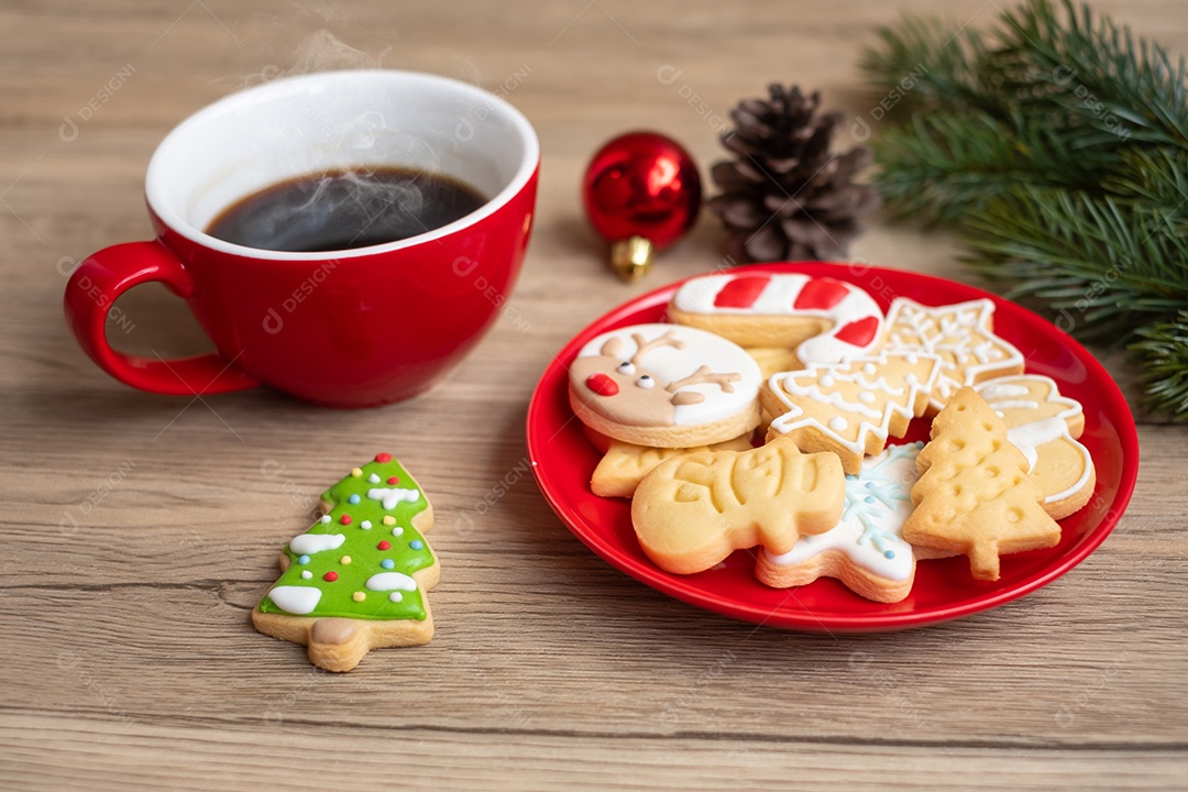 Feliz Natal com biscoitos caseiros e xícara de café na aba de madeira.
