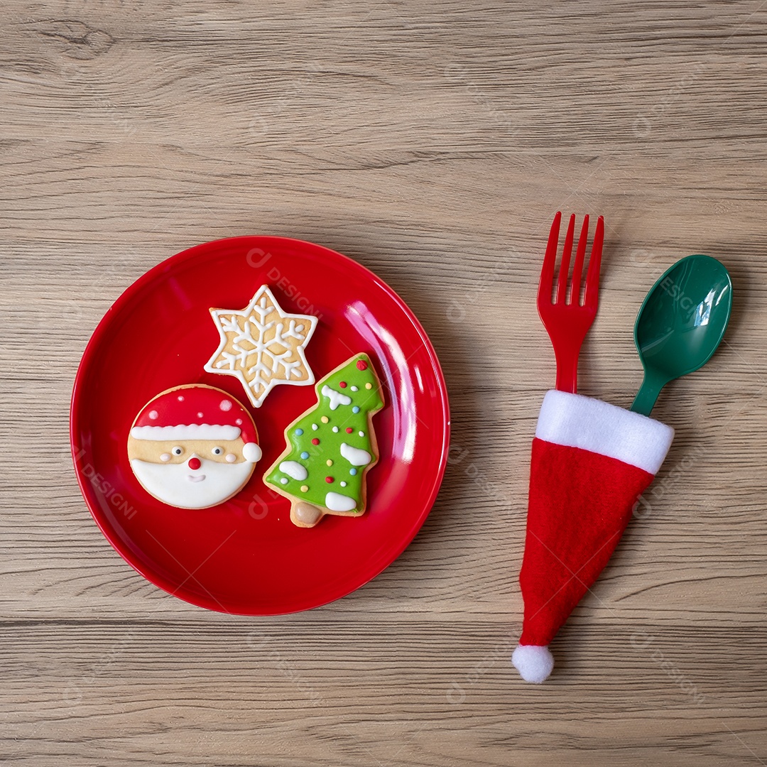 Feliz Natal com biscoitos caseiros, garfo e colher na madeira.