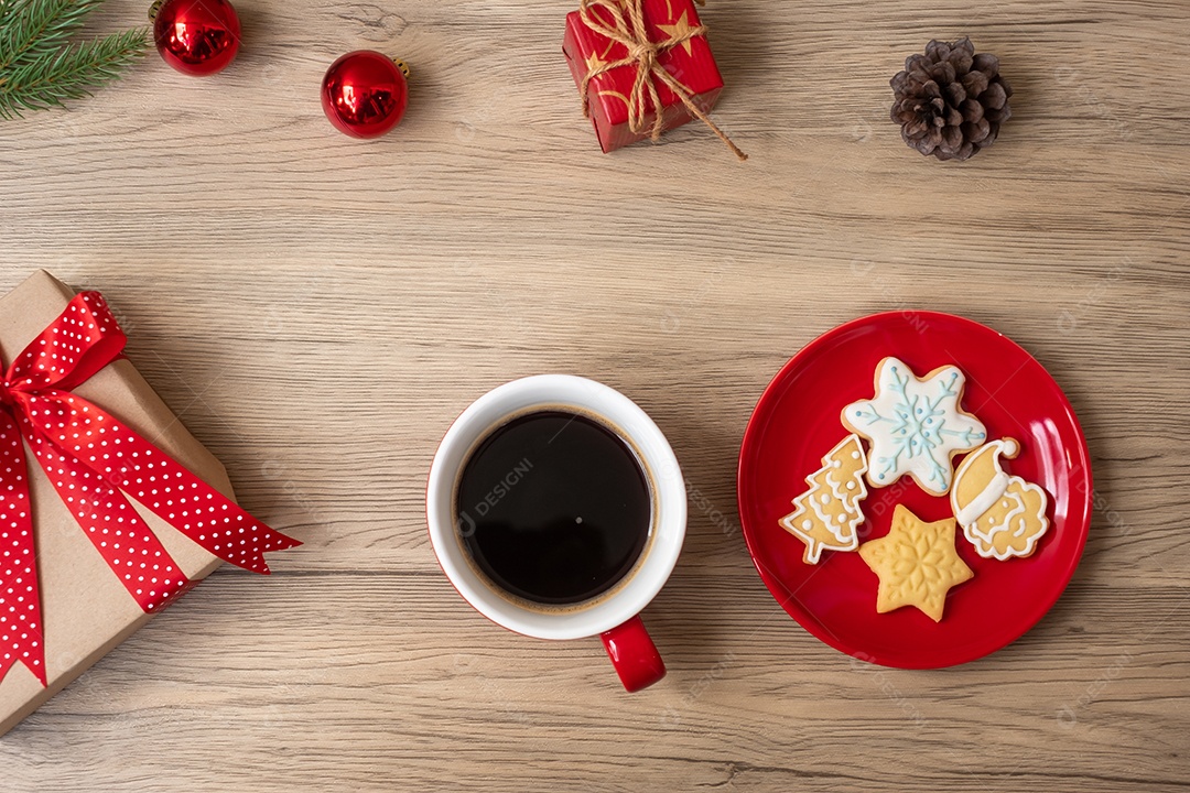 Feliz Natal com biscoitos caseiros e xícara de café na aba de madeira.