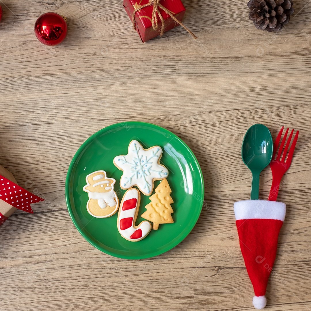Feliz Natal com biscoitos caseiros, garfo e colher na madeira.