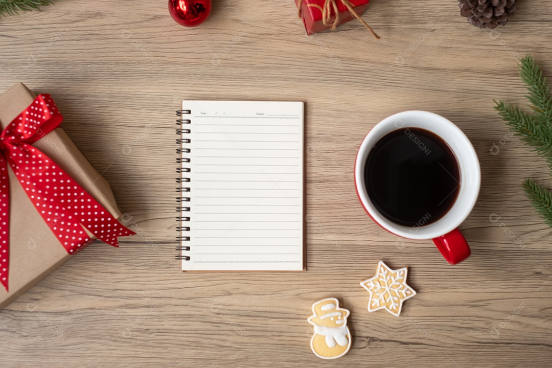 Caderno em branco, xícara de café preto, biscoitos de Natal e caneta.