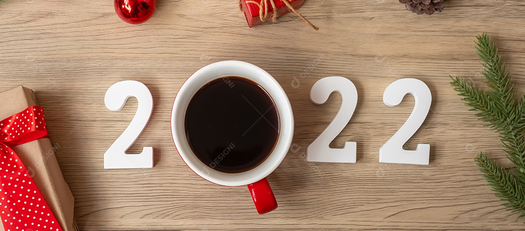 2022 Feliz Ano Novo com xícara de café e decoração de Natal.