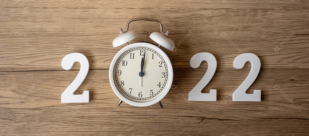 2022 Feliz ano novo com despertador retrô e número de madeira. Novo Começo, Resolução, Objetivos, Plano, Ação e Conceito de Missão