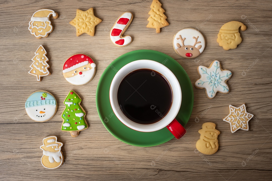 Feliz Natal com biscoitos caseiros e xícara de café na aba de madeira.