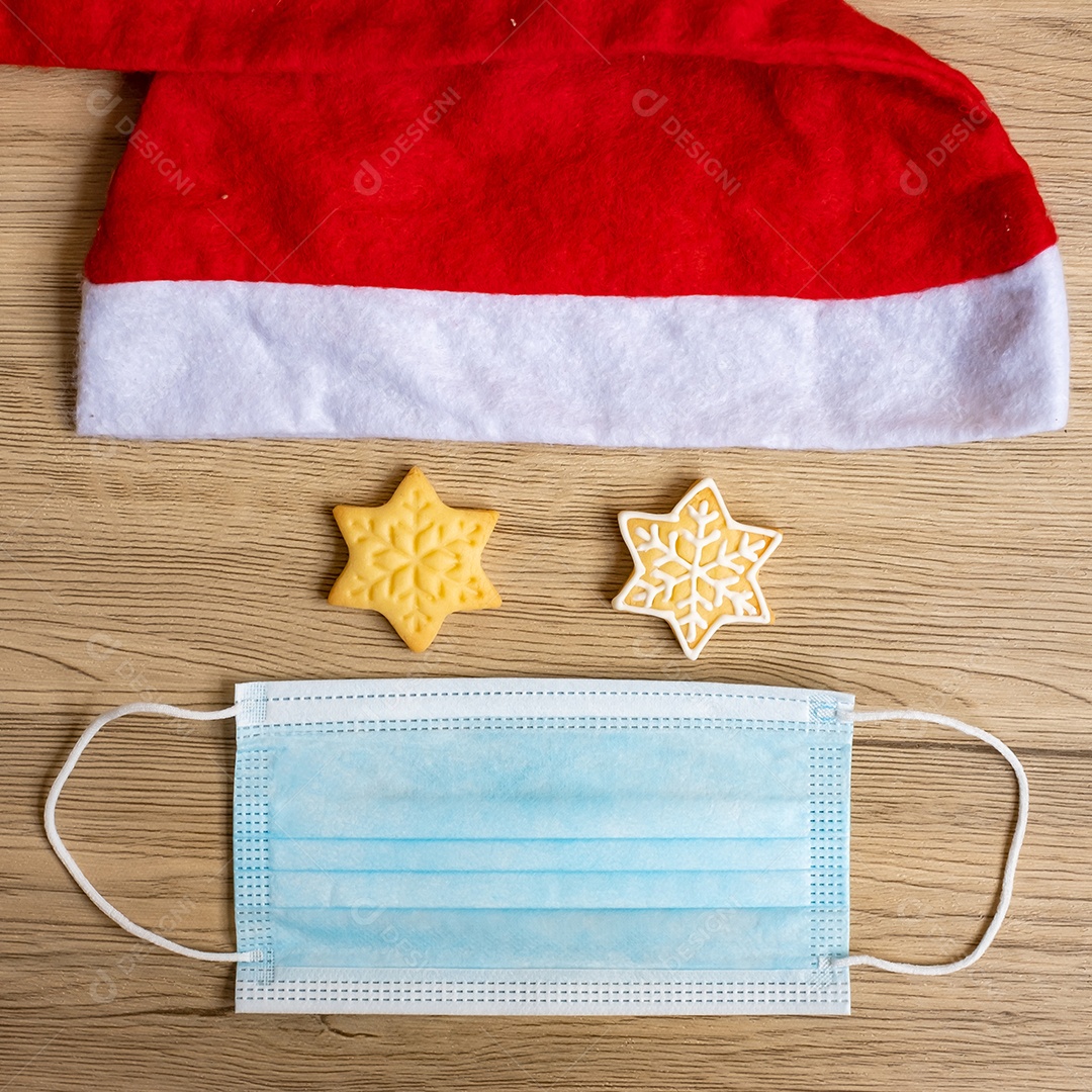 Feliz Natal com biscoitos caseiros, chapéu de Papai Noel e viru