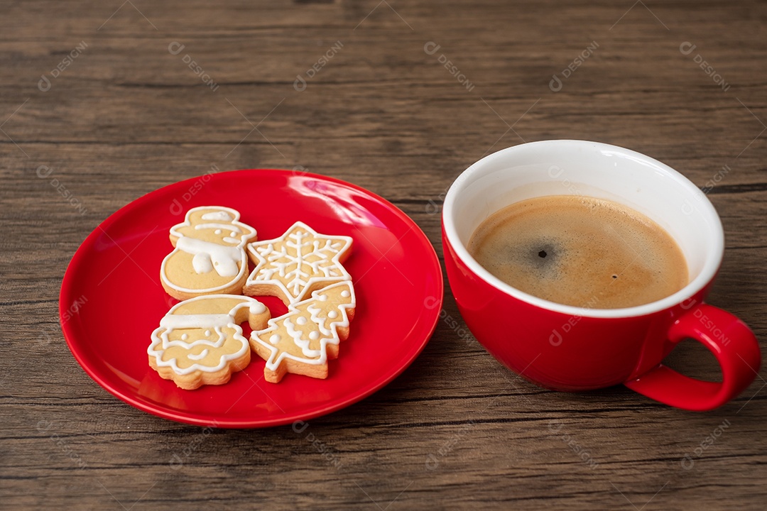 Feliz Natal com biscoitos caseiros e xícara de café na tabua de madeira