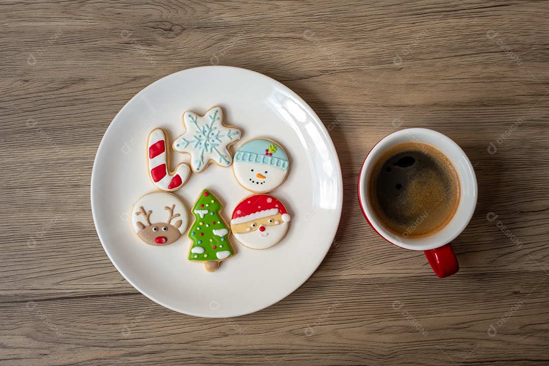 Feliz Natal com biscoitos caseiros e xícara de café na tabua de madeira