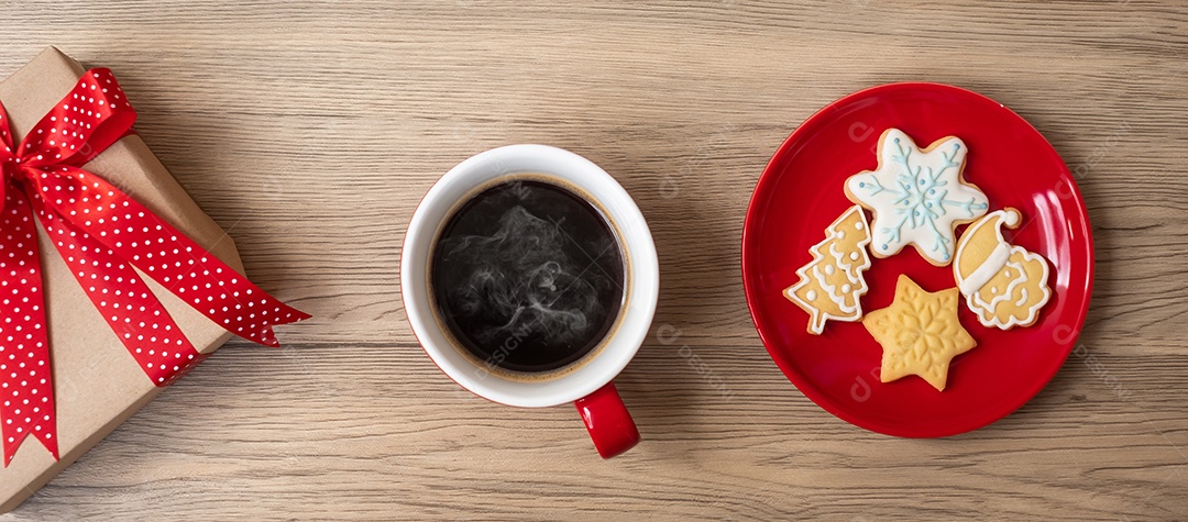 Feliz Natal com biscoitos caseiros e xícara de café na tabua de madeira