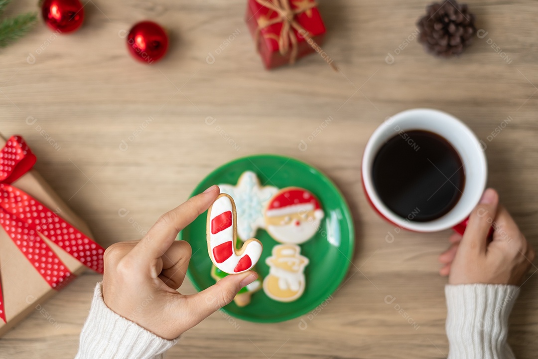 Feliz Natal com mão de mulher segurando xícara de café e caseiro
