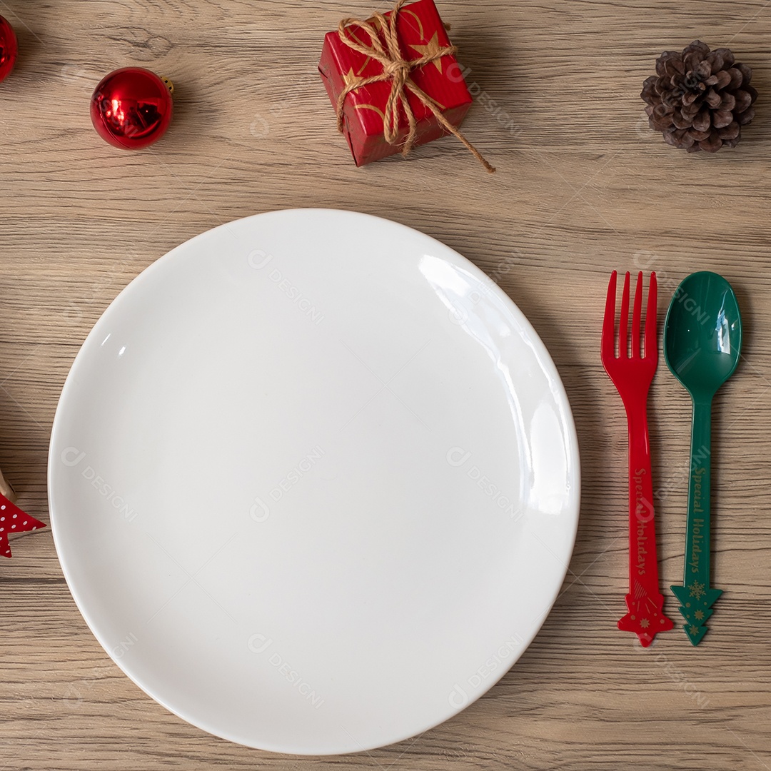 Feliz Natal com prato, garfo e colher na mesa de madeira backgro