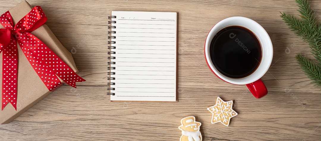 Caderno em branco, xícara de café preto, biscoitos de Natal e caneta