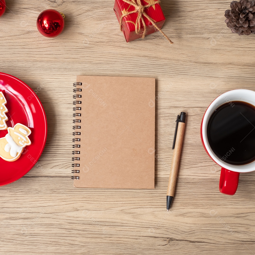 Caderno em branco, xícara de café preto, biscoitos de Natal e caneta