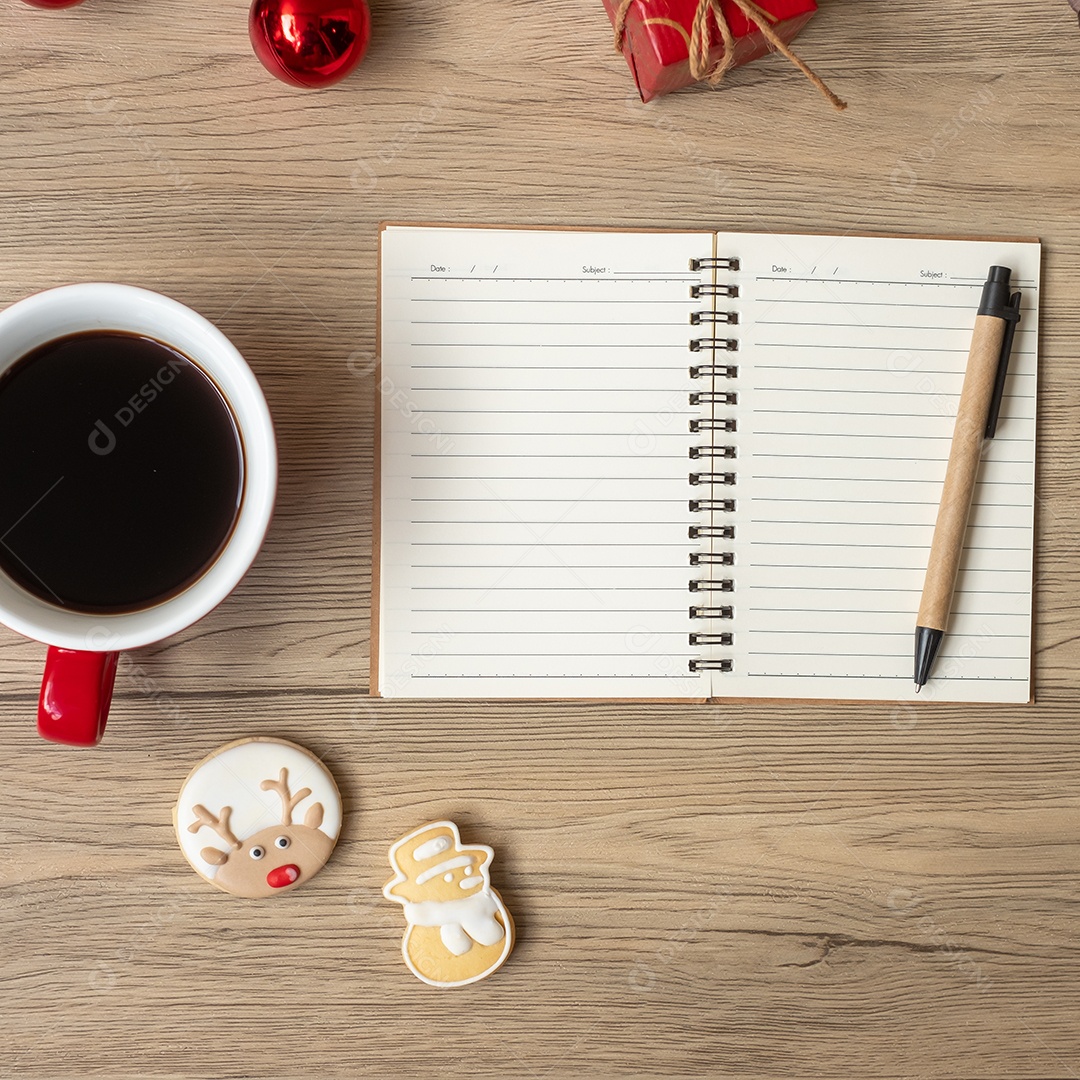 Caderno em branco, xícara de café preto, biscoitos de Natal e caneta