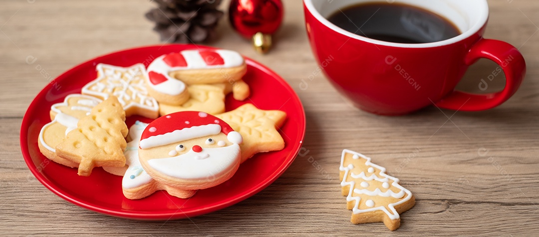 Feliz Natal com biscoitos caseiros e xícara de café na tabua de madeira