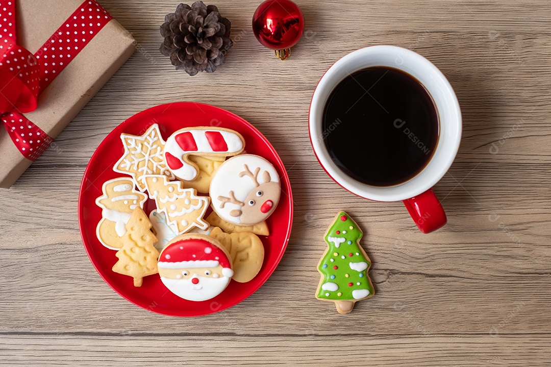 Feliz Natal com biscoitos caseiros e xícara de café na tabua de madeira