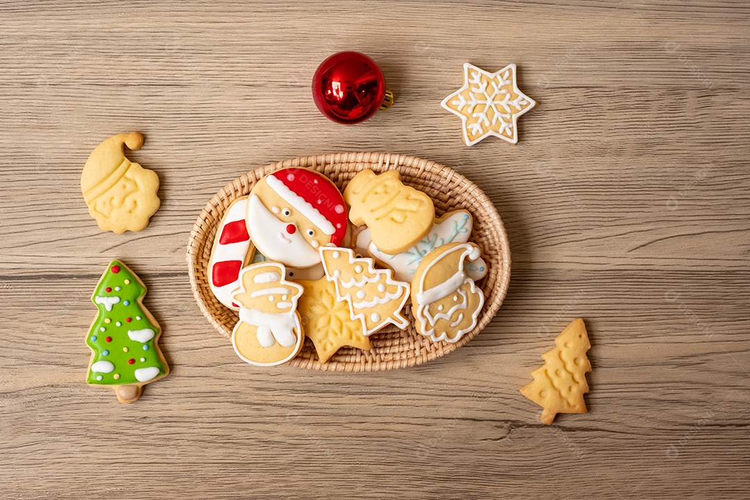 Feliz Natal com biscoitos caseiros no fundo da mesa de madeira.