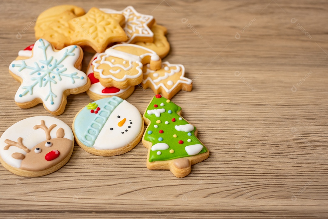 Feliz Natal com biscoitos caseiros no fundo da mesa de madeira.