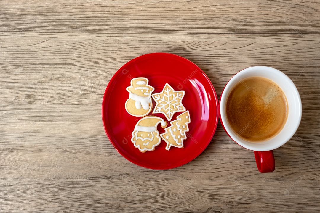 Feliz Natal com biscoitos caseiros e xícara de café na aba de madeira.