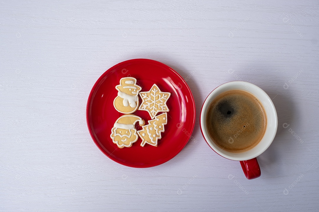 Feliz Natal com biscoitos caseiros e xícara de café na aba de madeira.