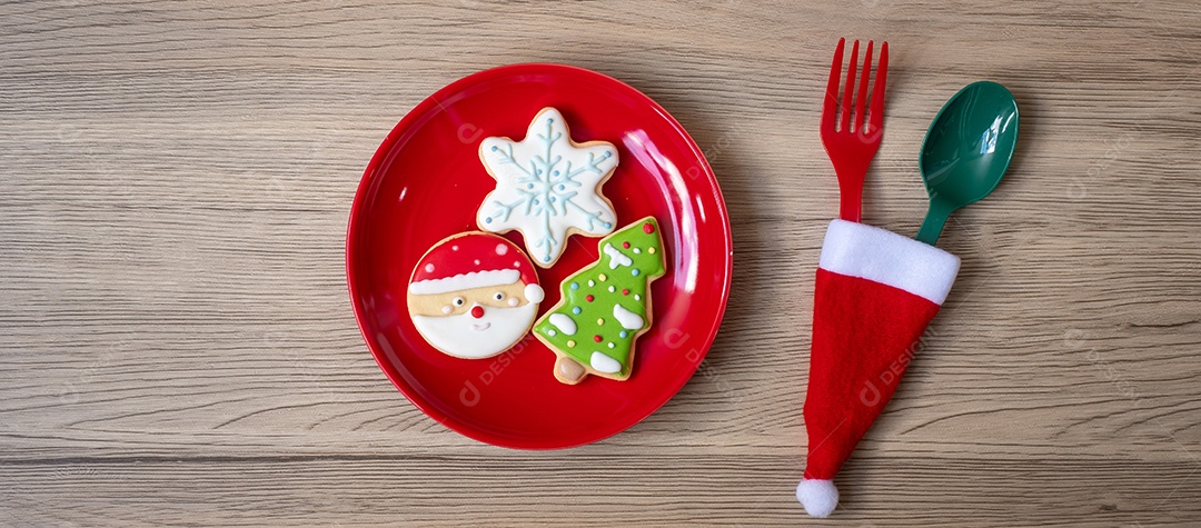 Feliz Natal com biscoitos caseiros, garfo e colher na madeira.
