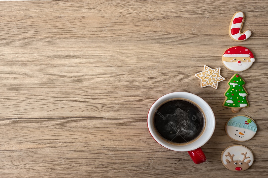 Feliz Natal com biscoitos caseiros e xícara de café na aba de madeira.