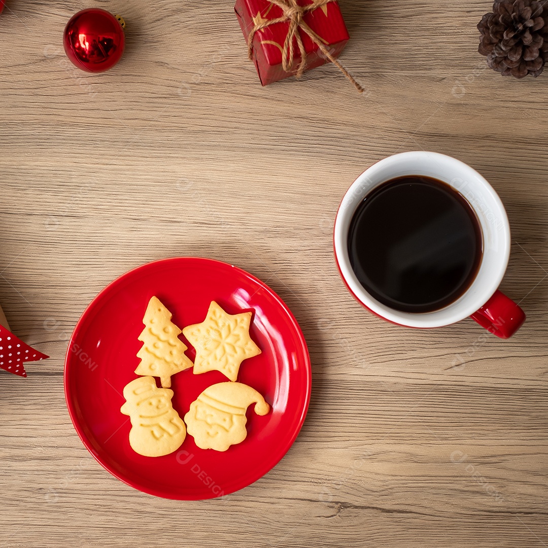 Feliz Natal com biscoitos caseiros e xícara de café na aba de madeira.