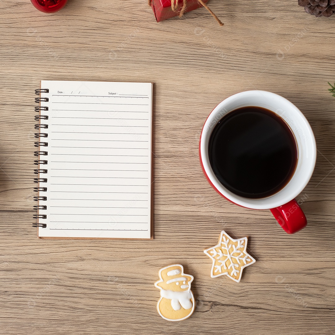 Caderno em branco, xícara de café preto, biscoitos de Natal e caneta.