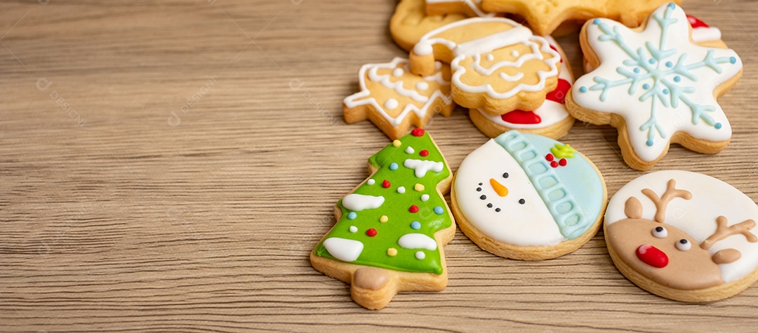 Feliz Natal com biscoitos caseiros no fundo da mesa de madeira.