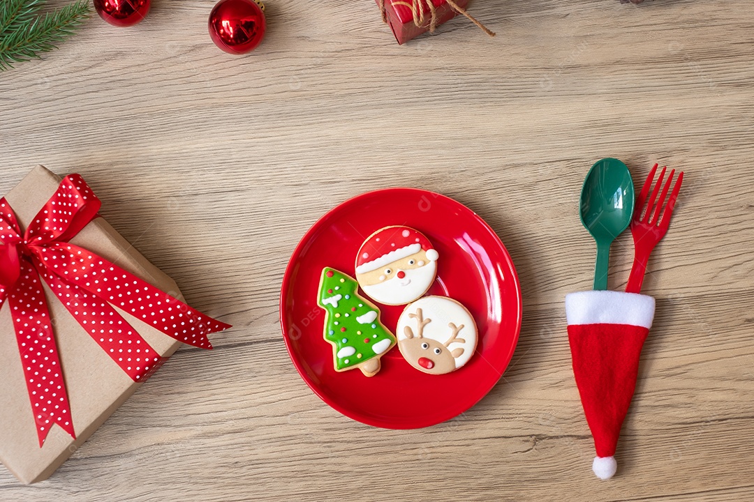 Feliz Natal com biscoitos caseiros, garfo e colher na madeira.