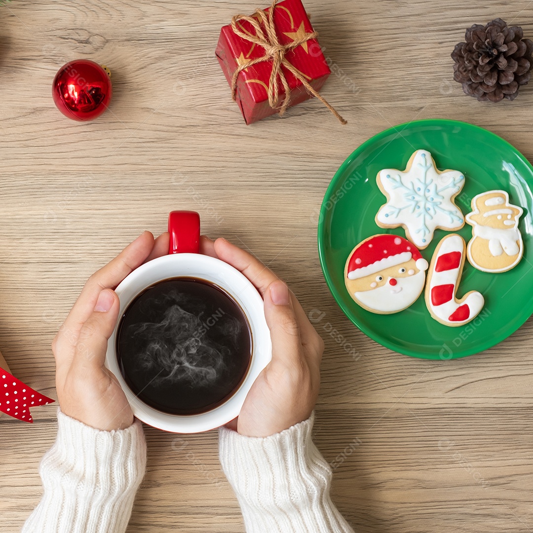 Feliz Natal com mão de mulher segurando xícara de café e caseiro.
