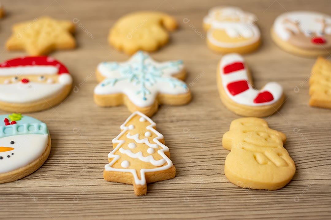 Feliz Natal com biscoitos caseiros no fundo da mesa de madeira.