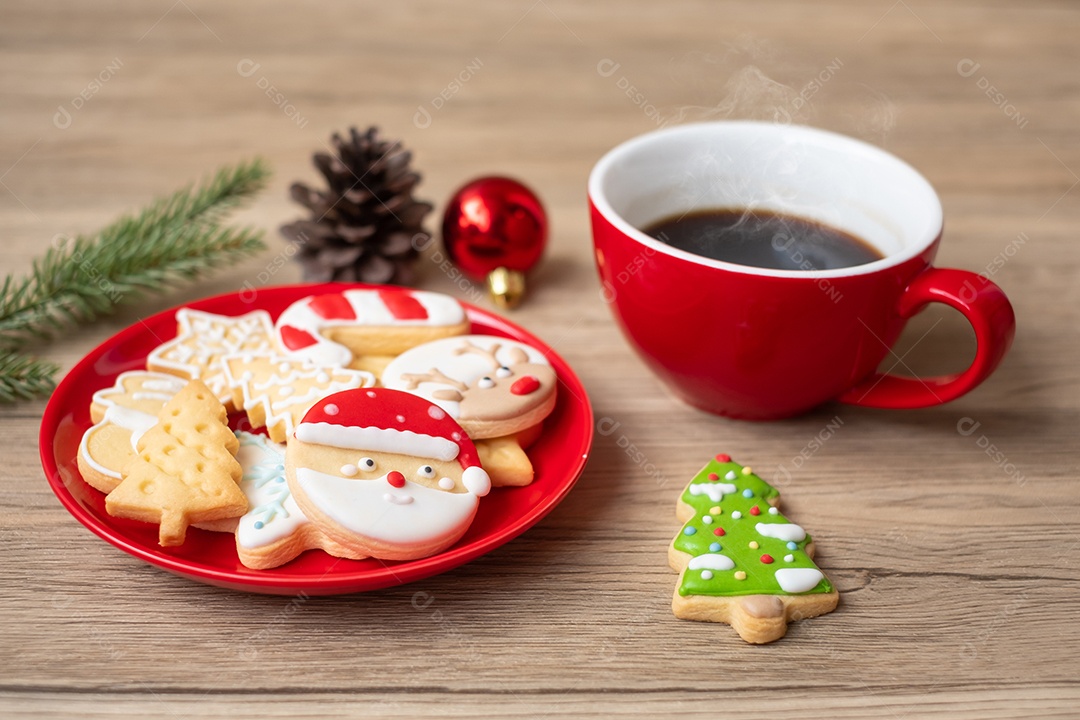 Feliz Natal com biscoitos caseiros e xícara de café na aba de madeira.