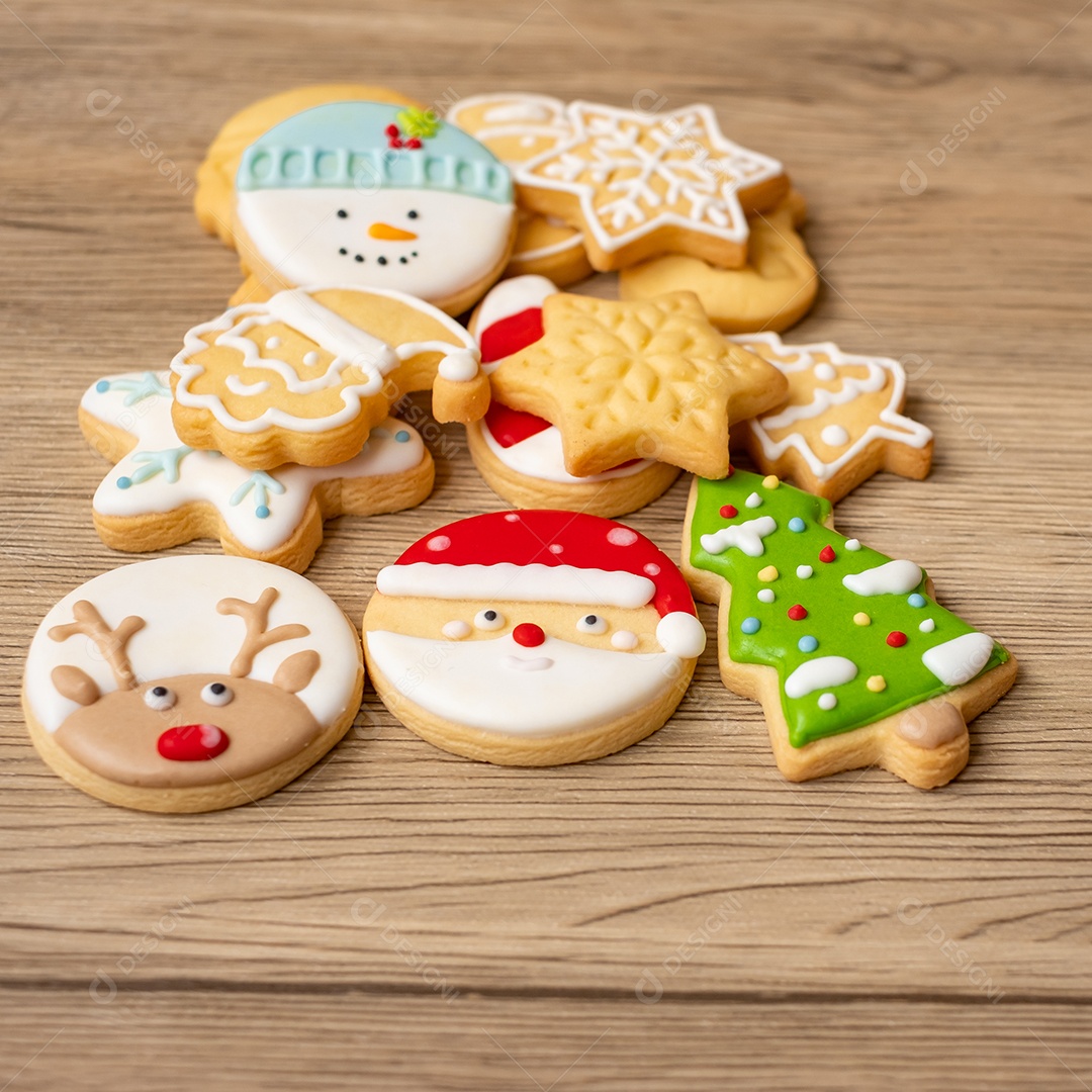 Feliz Natal com biscoitos caseiros no fundo da mesa de madeira.