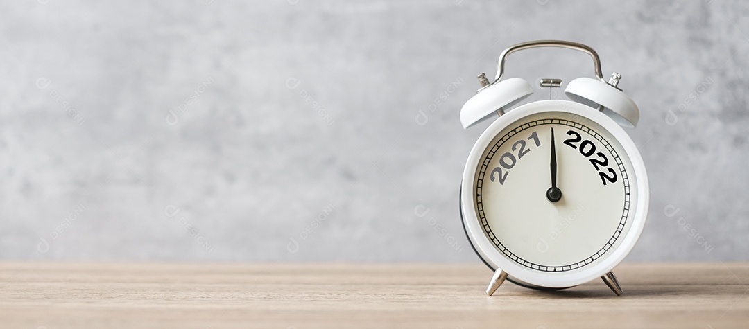 Feliz Ano Novo com despertador vintage e mudança de 2021 para 2022.