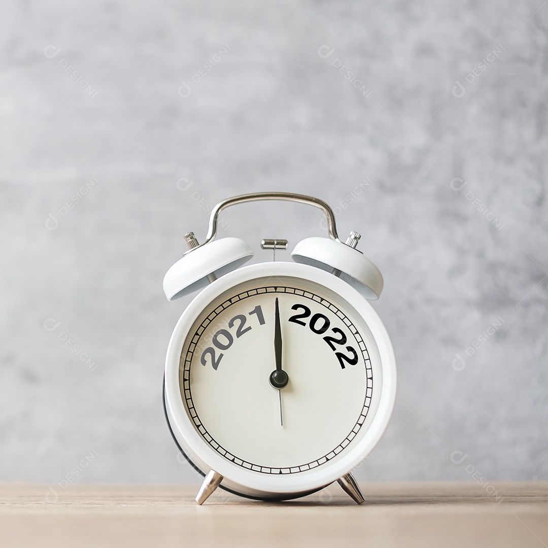 Feliz Ano Novo com despertador vintage e mudança de 2021 para 2022.