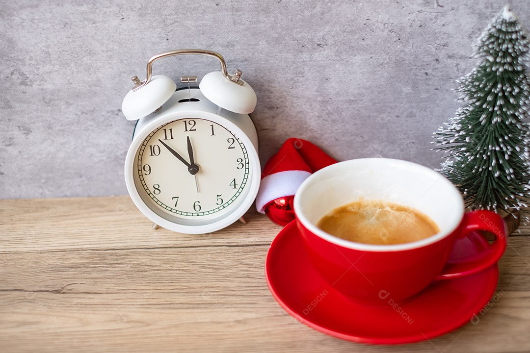 Café expresso quente e relógio vintage na mesa, xícara de café vermelha.