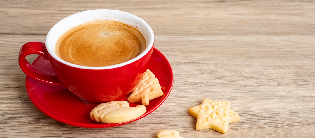 Feliz Natal com biscoitos caseiros e xícara de café na aba de madeira.